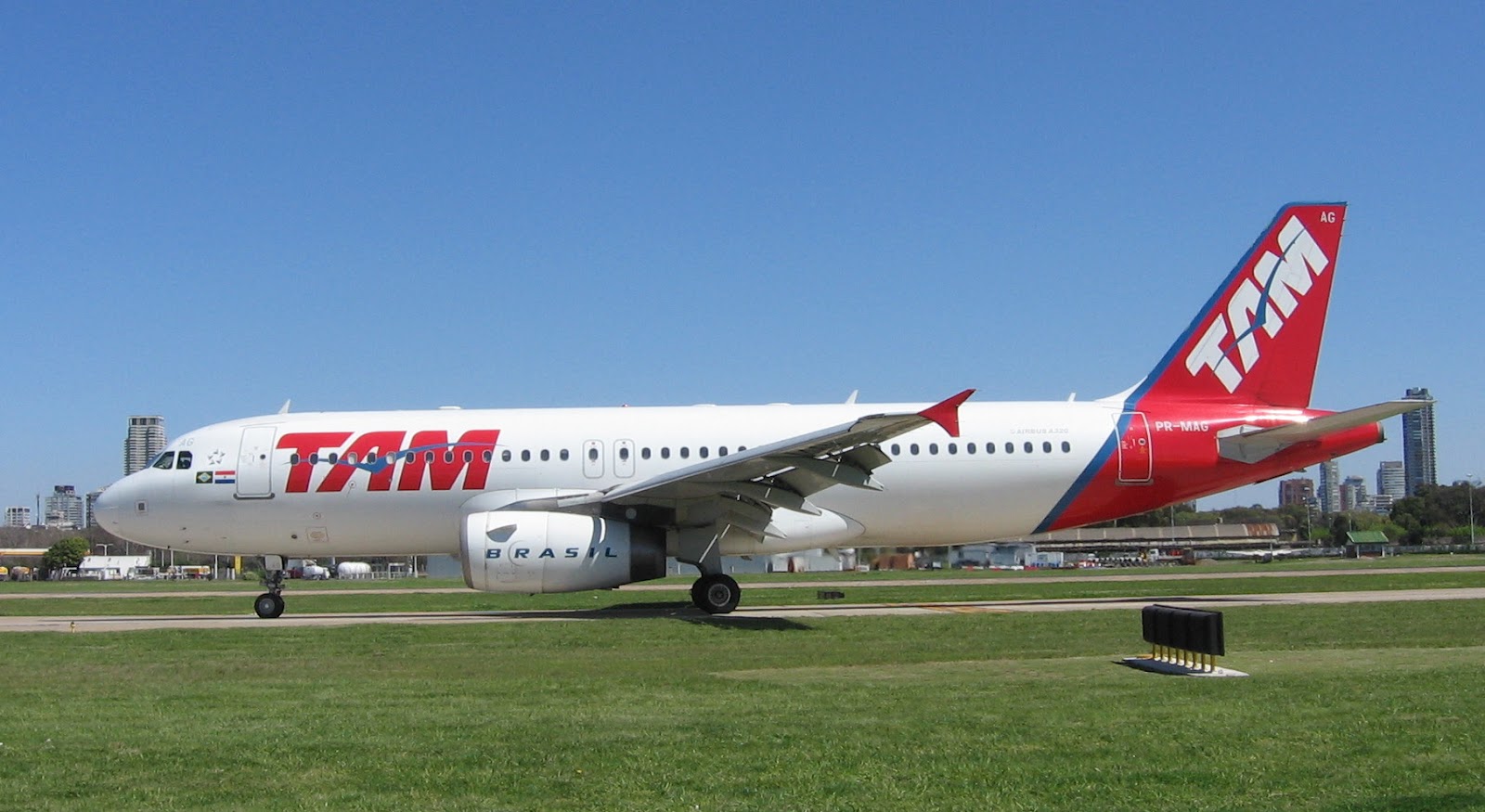 TAM Airlines to reduce domestic routes by 7% in 2013